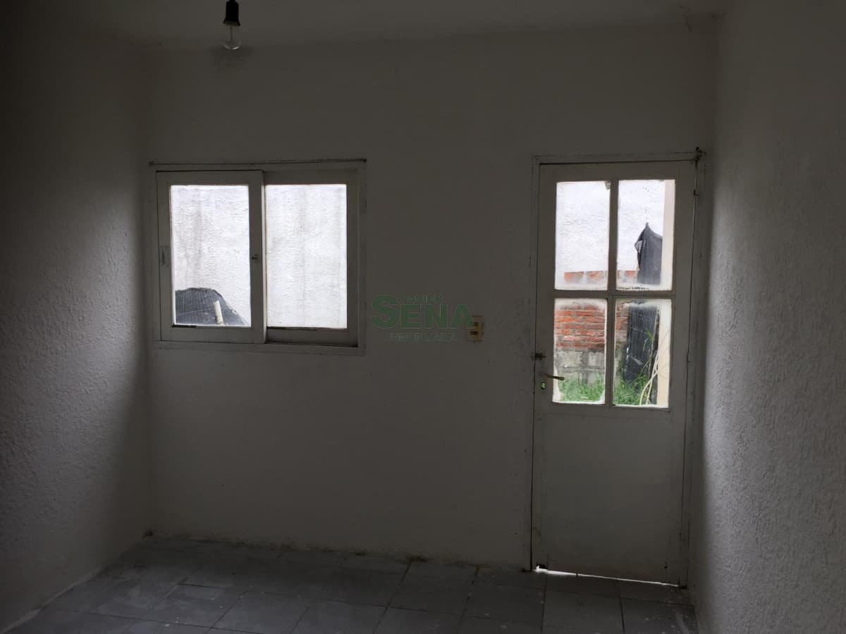 Alquiler en Maldonado, La Candelaria, 1 dormitorio, baño, patio con Parrilla.-