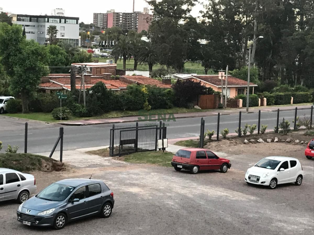 Venta de apartamento en Mansa, 2 dormi, baño, muy iluminado con estacionamiento