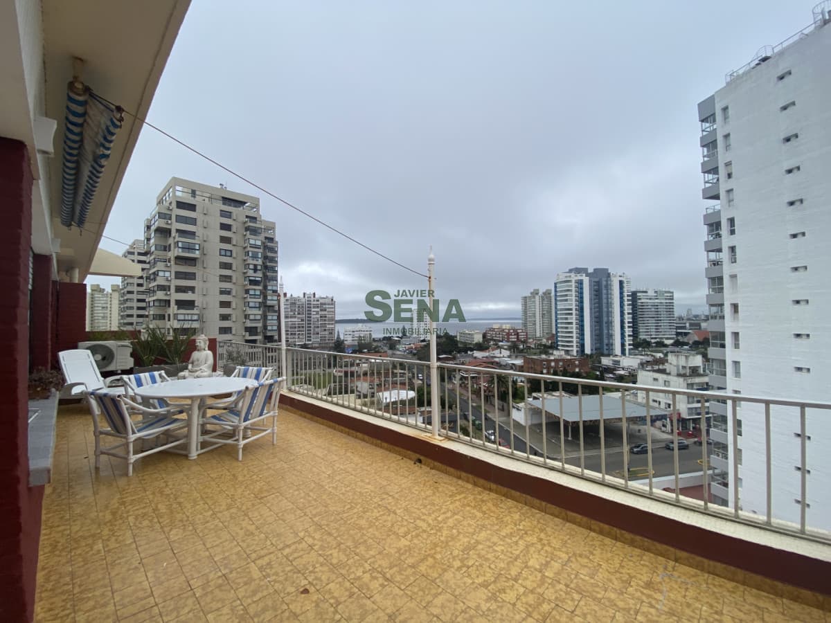 Alquiler temporal de apartamento penthouse en la brava, 3 dormitorios y 2 baños con terrazas.