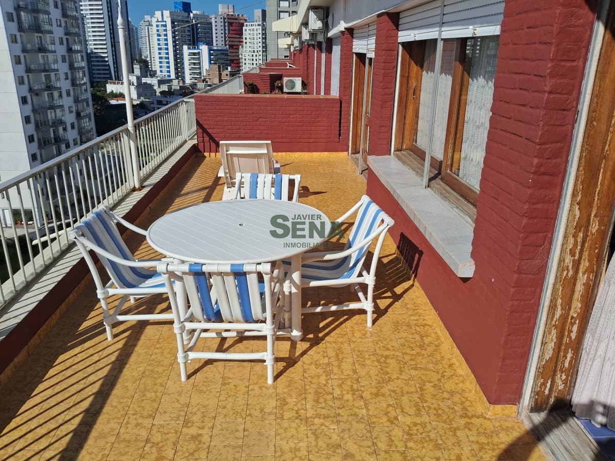 Venta de apartamento penthouse en la brava, 2 dormitorios y 2 baños con terraza con vista a la Mansa
