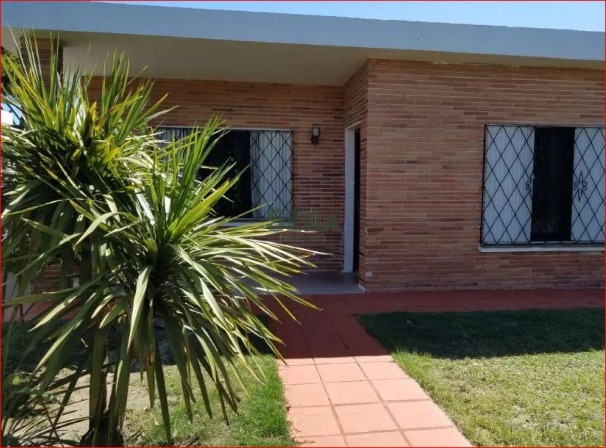Venta de casa en las delicias, 3 dormitorios, baño, cerca del mar.-