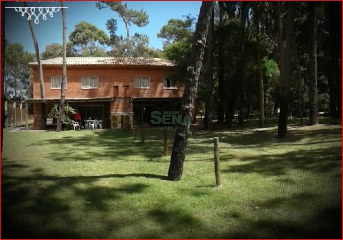 Alquiler de casa en Solanas, 3 dormitorios, 2 baños, piscina, bosque.
