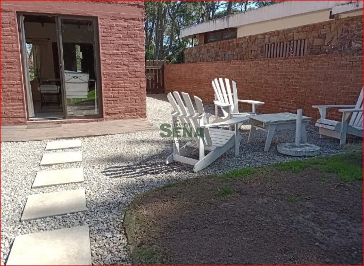 Alquiler y venta en la Mansa, 4 dormitorios, 2 baños, piscina, lindo parque.