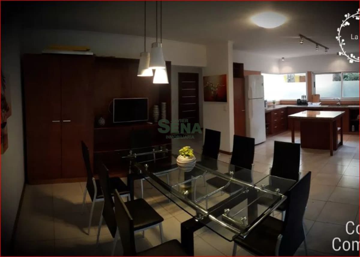 Alquiler de casa en Solanas, 3 dormitorios, 3 baños, piscina, complejo con servicios.