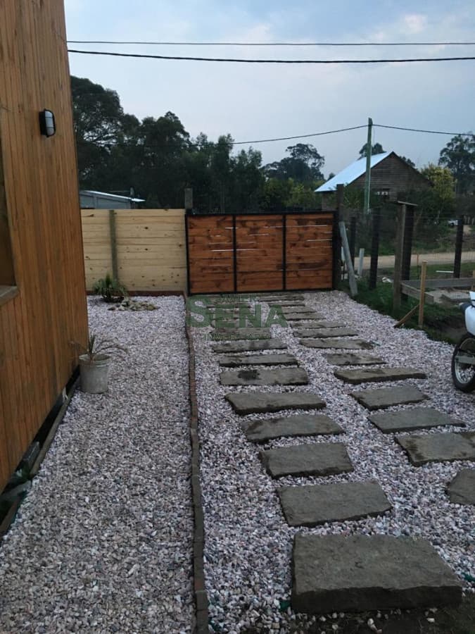 Venta y alquiler de casa en Balneario buenos aires, 2 dormitorios, baño, para vivir todo el año.
