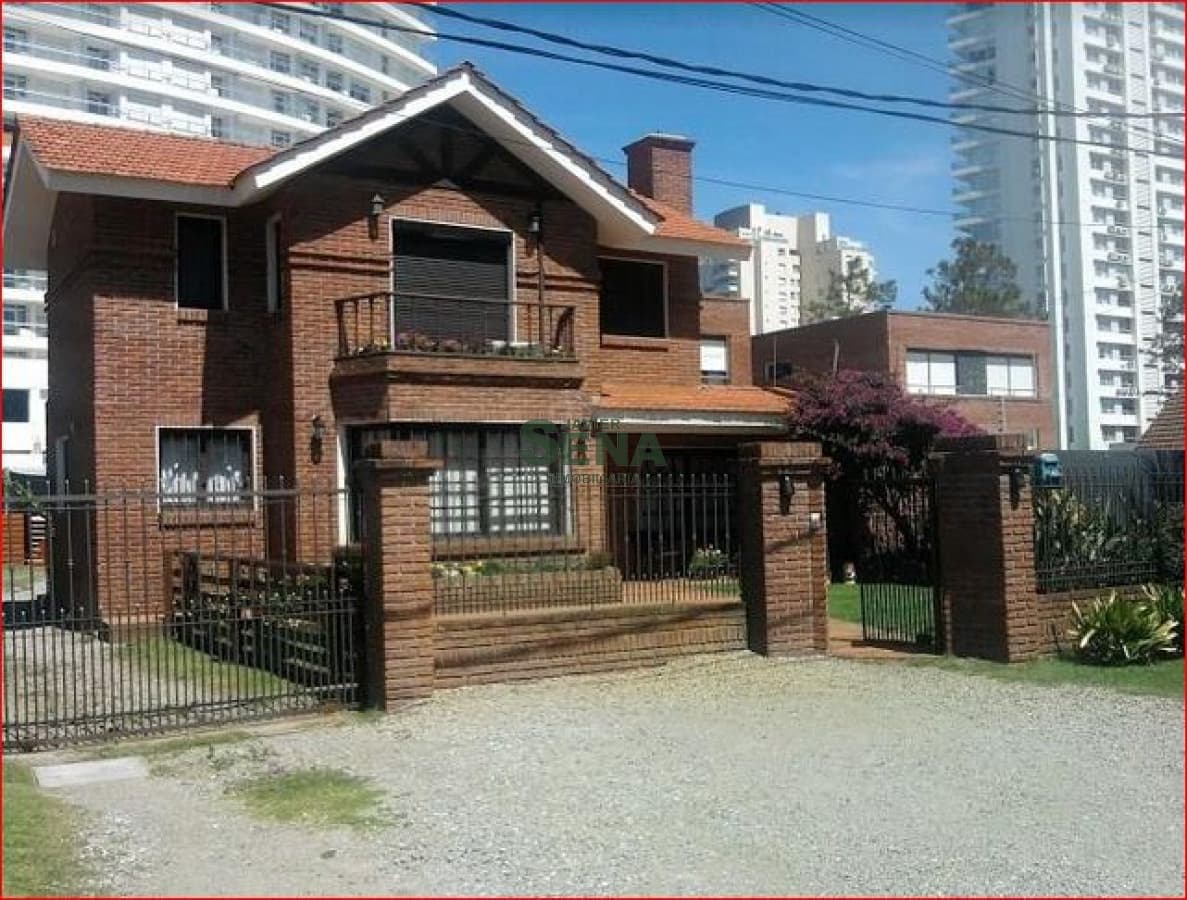 Alquiler de casa en la Mansa, 3 dormitorios, 2 baños, lindo parque, cerca del mar.