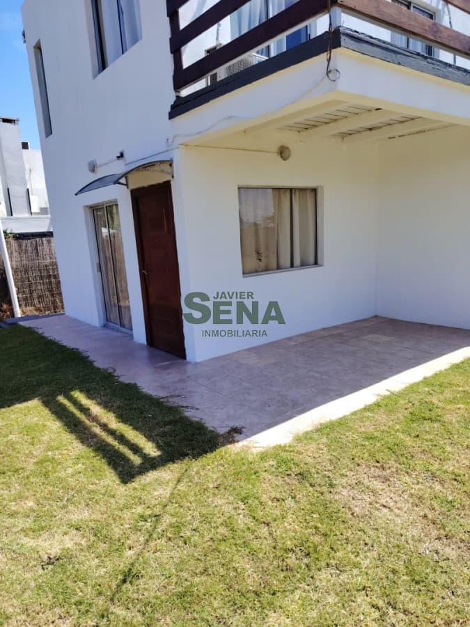 venta de casa de 2 dormitorios, 2 baños, en bal bs as a media cuadra del mar.