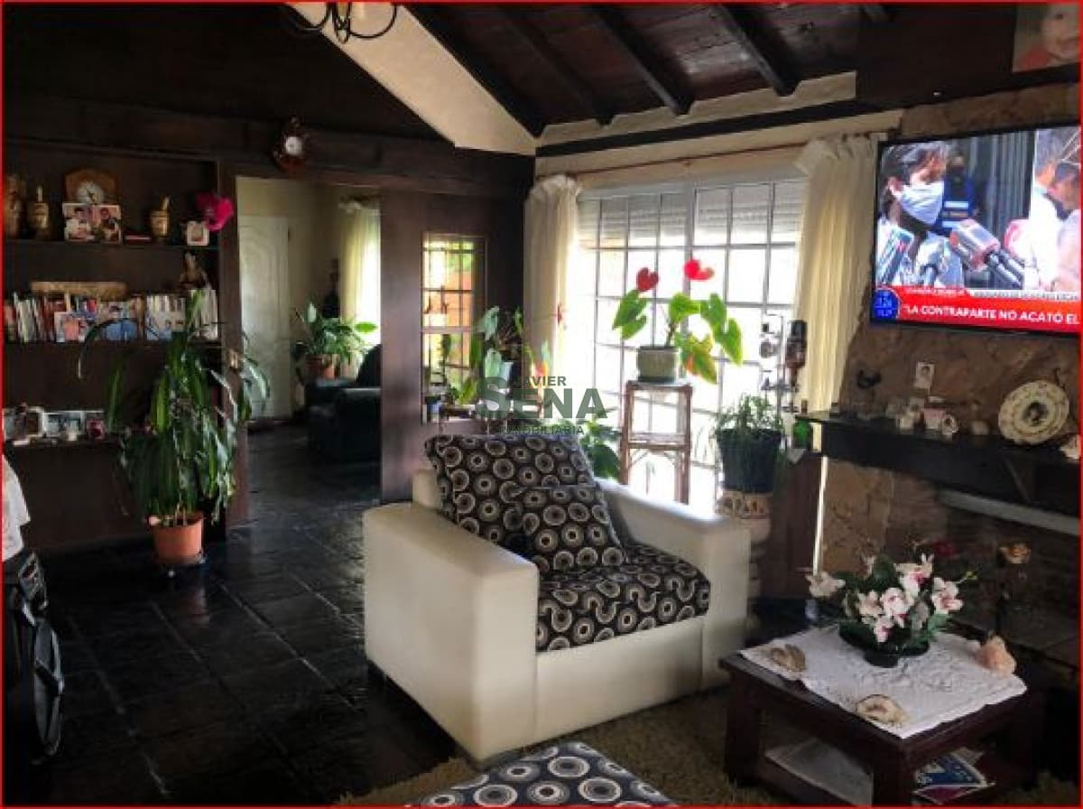 Venta de casa en Lausana, 5 dormitorios, 3 baños, buen terreno y muy buena construccion.