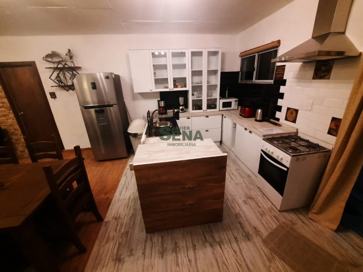 Alquiler de casa en Punta Ballena, 3 dormitorios, 3 baños, piscina, buena edificacion y entorno.