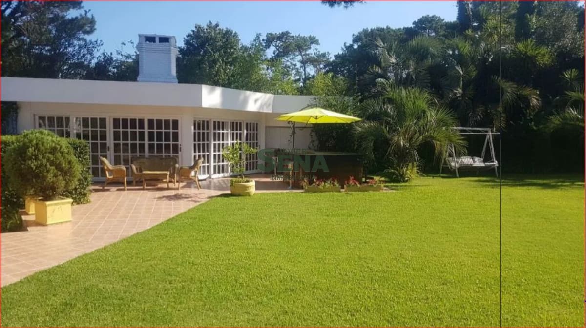 Venta y alquiler casa en Cantegril, 5 dormit, 9 baños, piscina, buen terreno.
