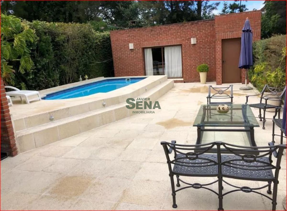 Alquiler de casa en Jardines de Cordoba, 3 dormitorios, 4 baños, piscina, lindo lugar.