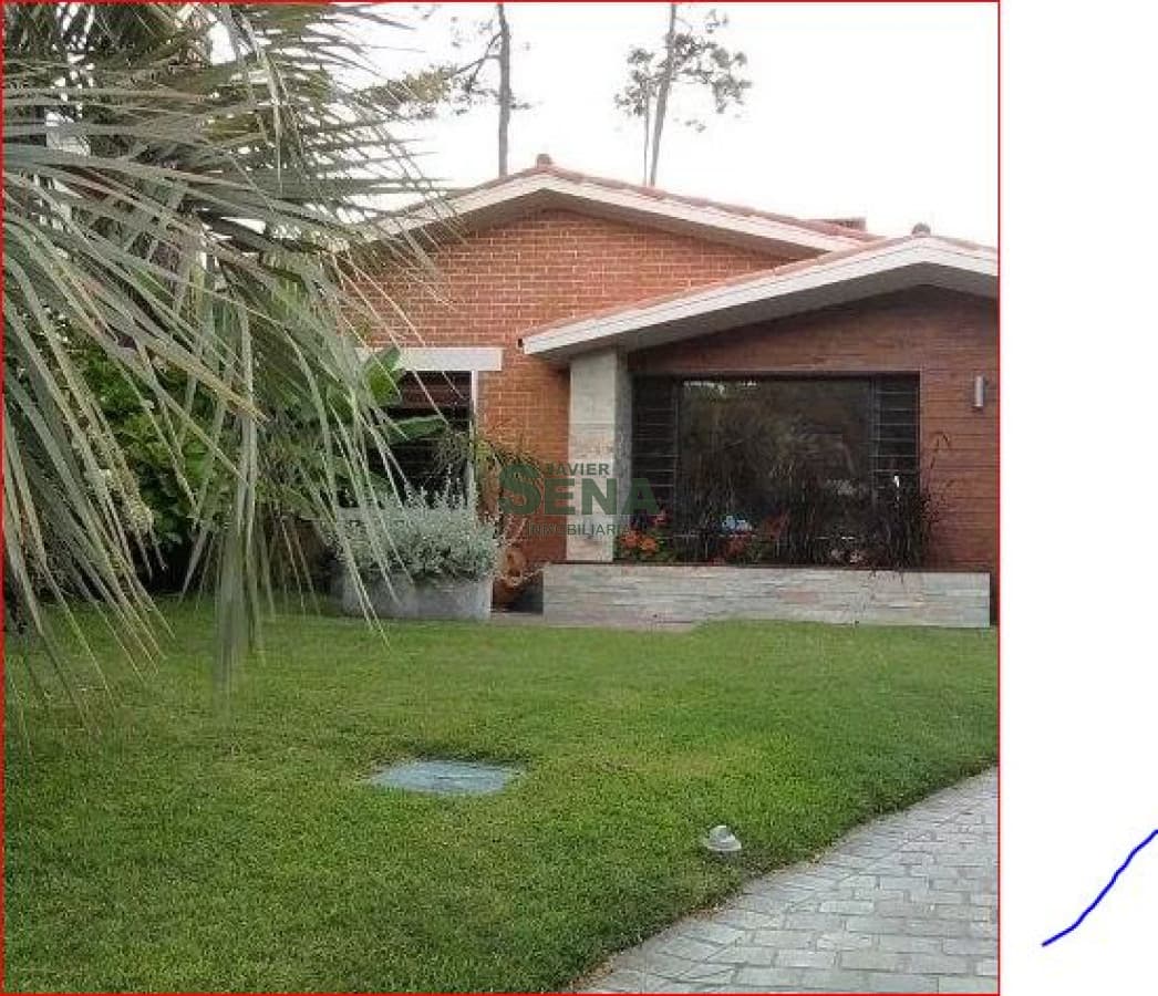 Alquiler de casa en la Mansa, 3 dormitorios, 3 baños, piscina, buen parque.-