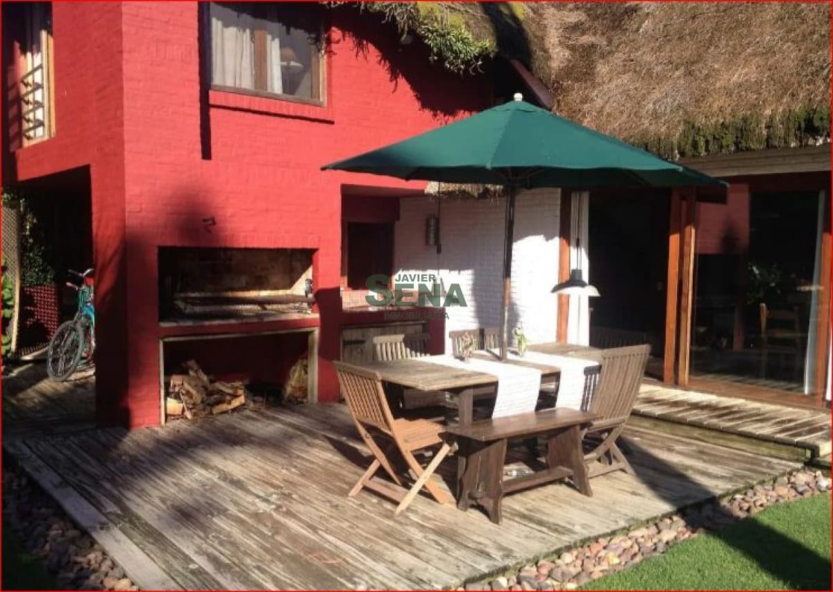 Alquiler de casa en Pinares, 3 dormitorios, 3 baños, piscina, bujen parque.