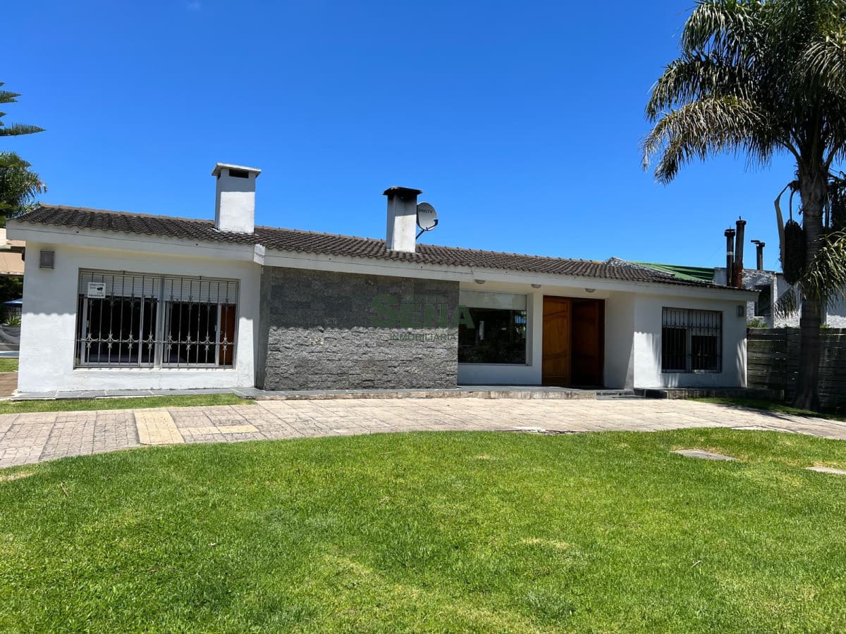 Alquiler de casa en Cantegril, 7 dormitorios, 4 baños, gran parque, barbacoa.