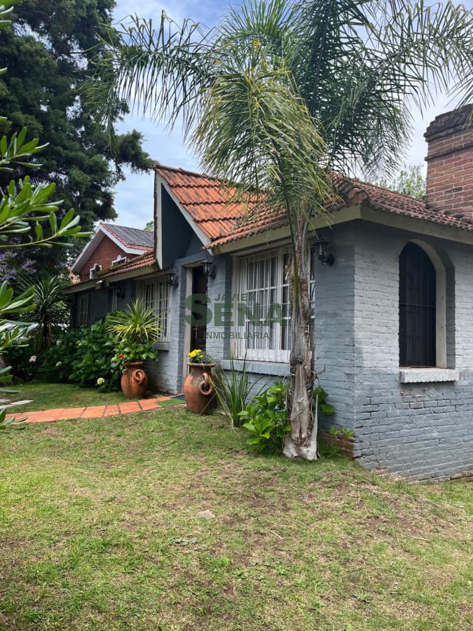 Casa en venta Jardines de córdoba, 4 dormitorios en suite, parrillero y garaje.