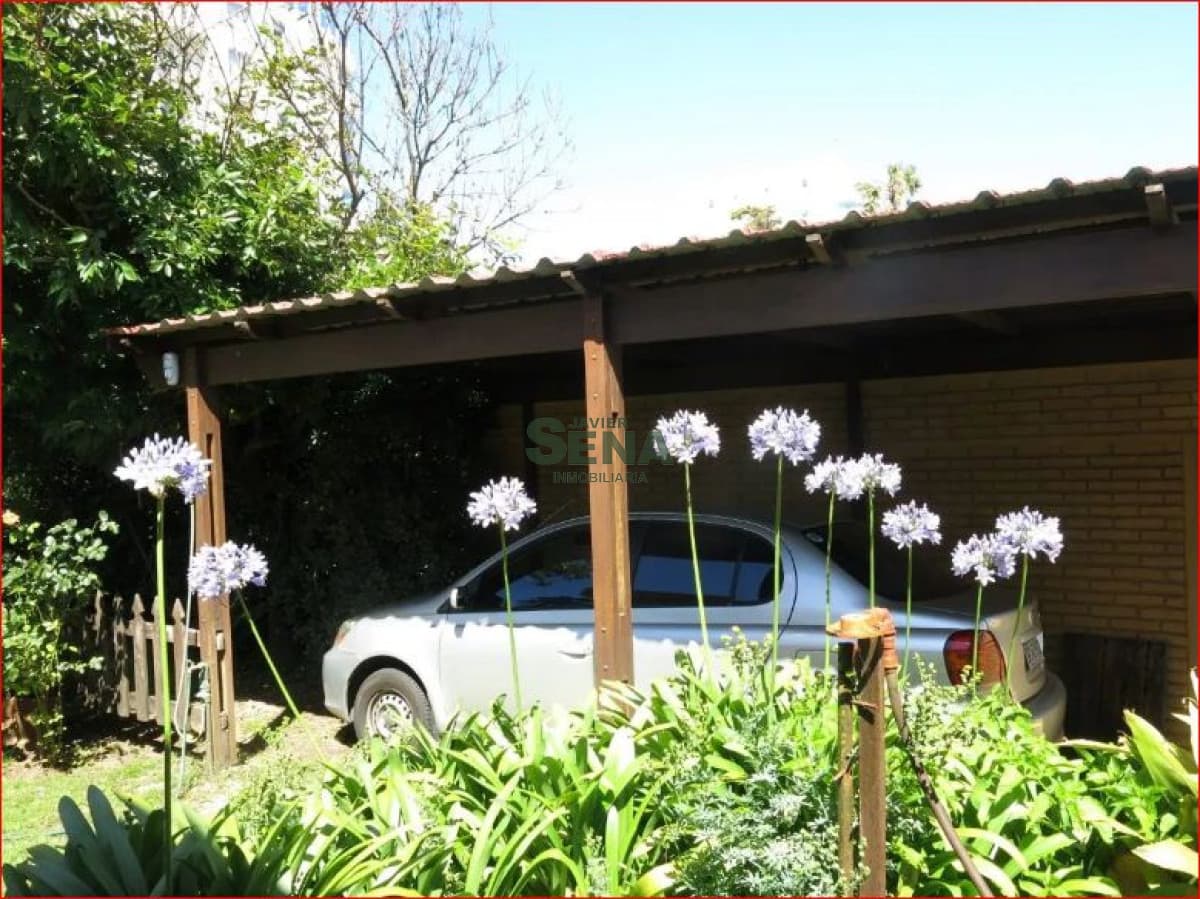 Alquiler de casa en Aidy grill, 4 dormitorios, 3 baños, lindo parque a metros del mar.