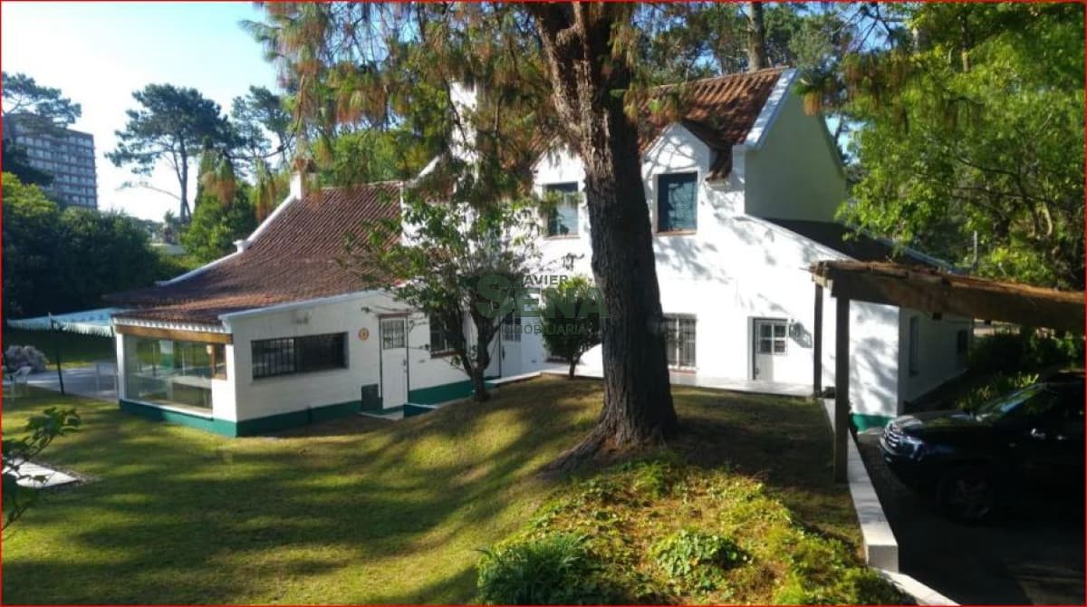 Alquiler de casa en la mansa, 4 dormitorios, 4 baños, piscina, buen parque, buen entorno cerca del mar.