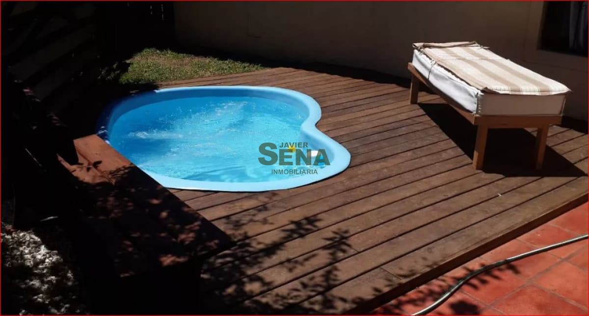 Alquiler de casa en Pinares, 4 dormitorios, 2 baños, piscina, buen parque.