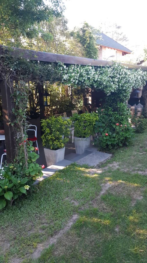 Alquiler de casa en Pinares, 2 dormitorios, 2 baños, muy buen entorno.