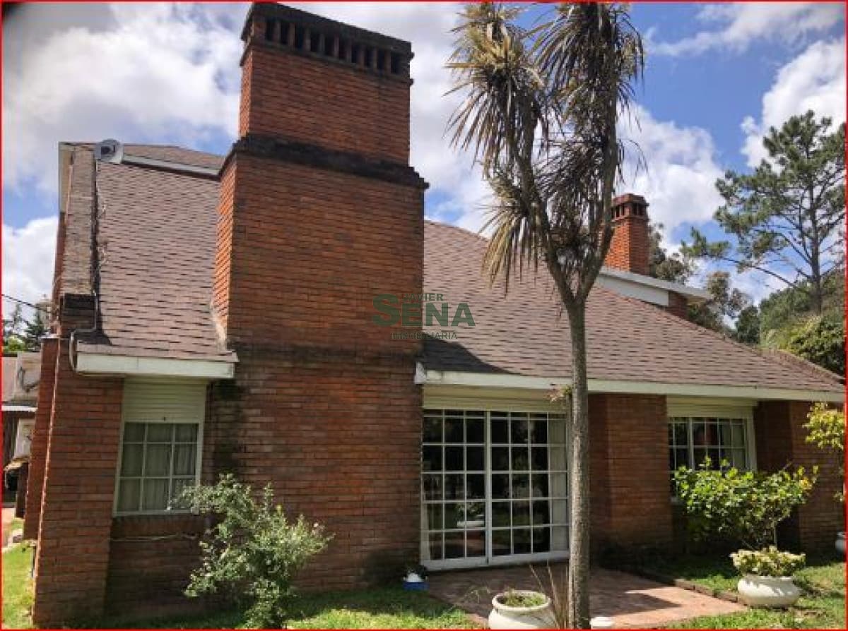 Venta de casa en Lausana, 5 dormitorios, 3 baños, buen terreno y muy buena construccion.