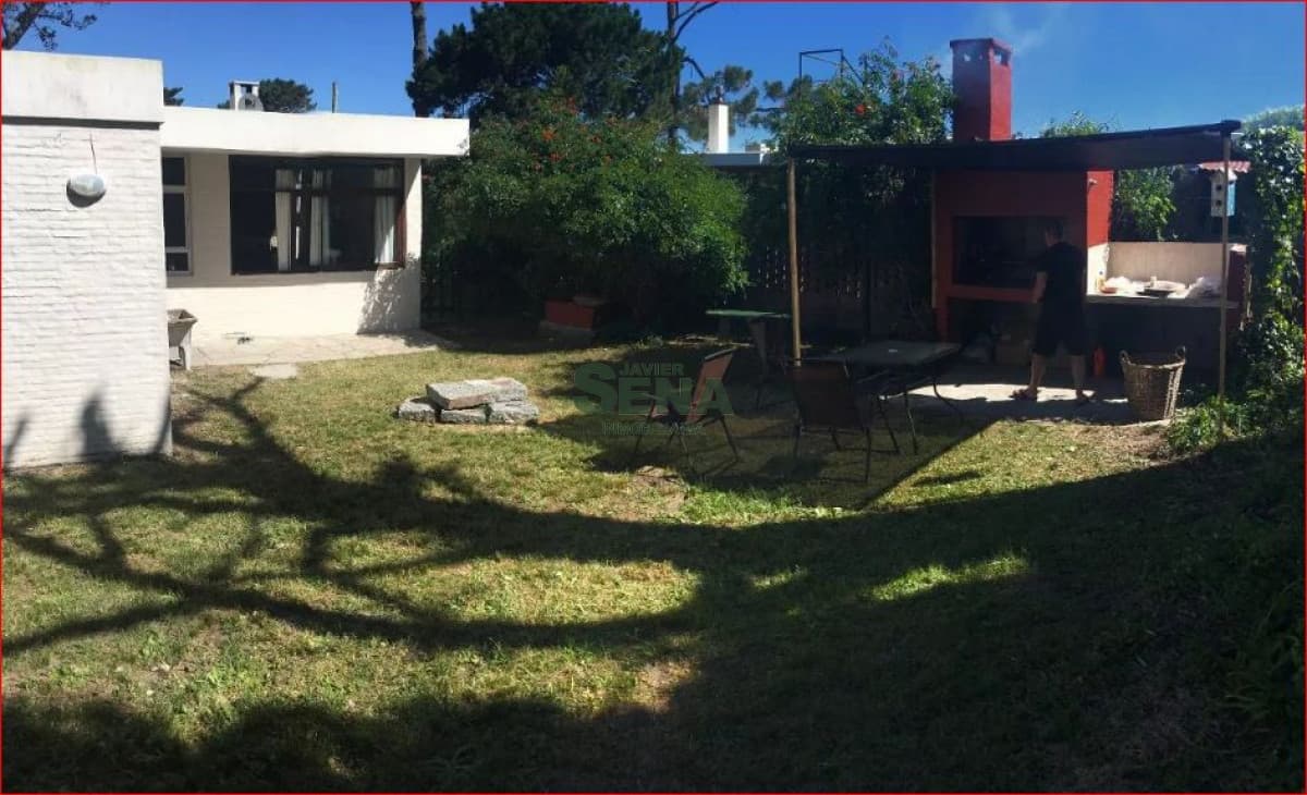 Alquiler de casa en la mansa, 3 dormitorios, 2 baños, buen lugar.