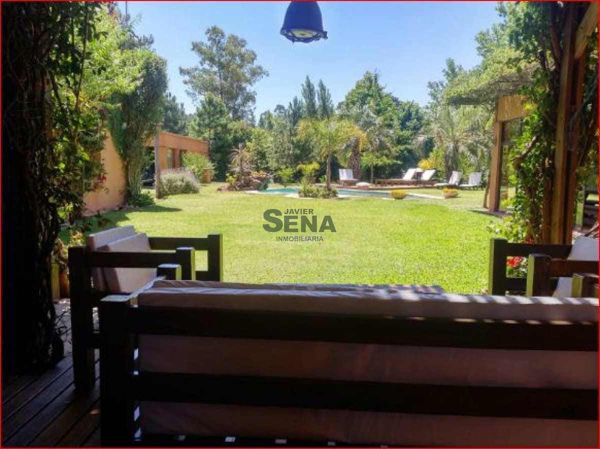 Venta de casa en Brio. Privado, 5 dormitorios, 3 suite, piscina, casa caseros.