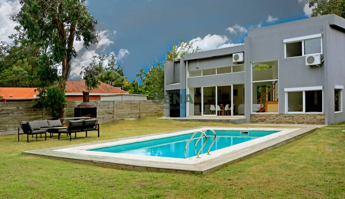 Venta de casa en Bervely Hill, 3 dormitorios, 3 baños, gran parque.