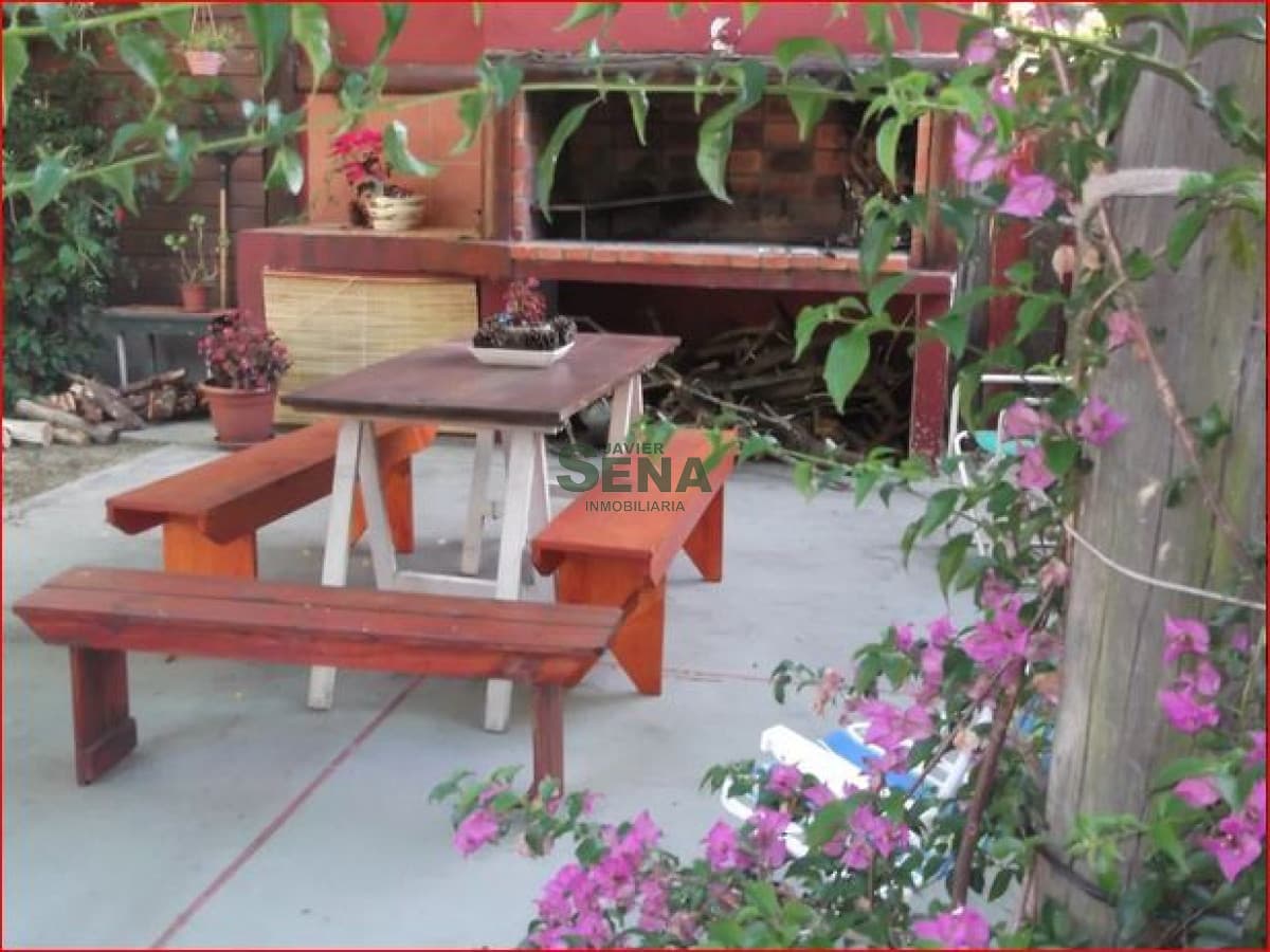 Alquiler de casa en Brio Marly, 3 domitorios, baño, buen parque, lindo lugar.