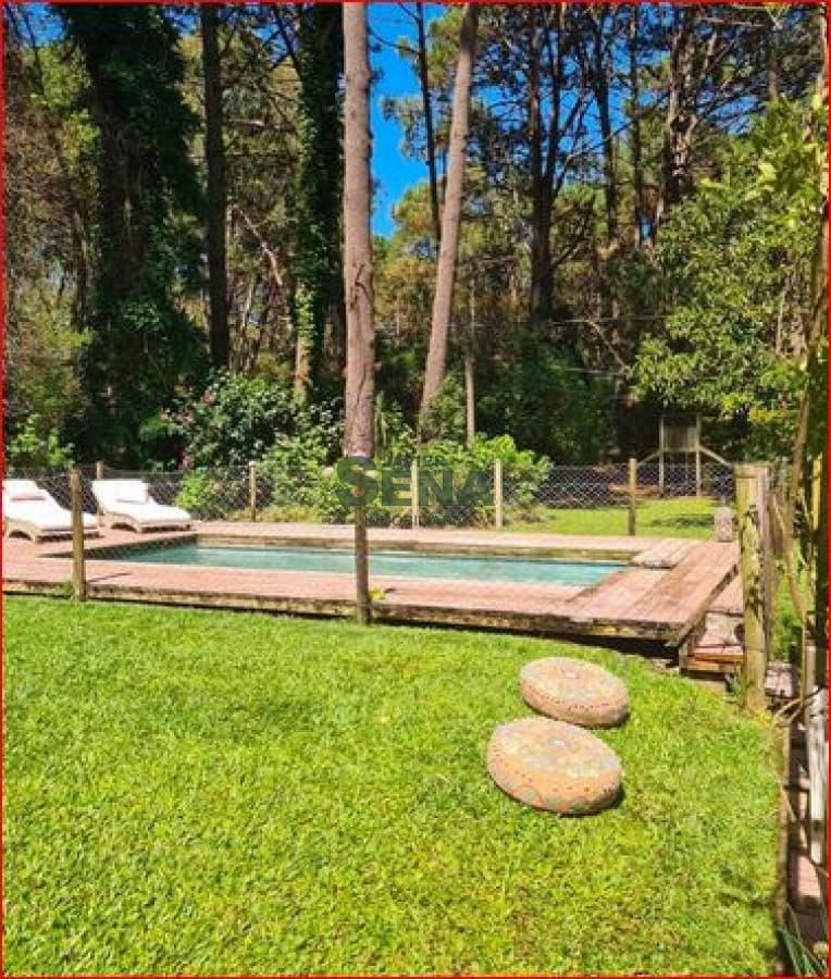 Alquiler de casa en Solanas, 4 dormitorios, 3 baños, piscina, arbolado, un sueño.