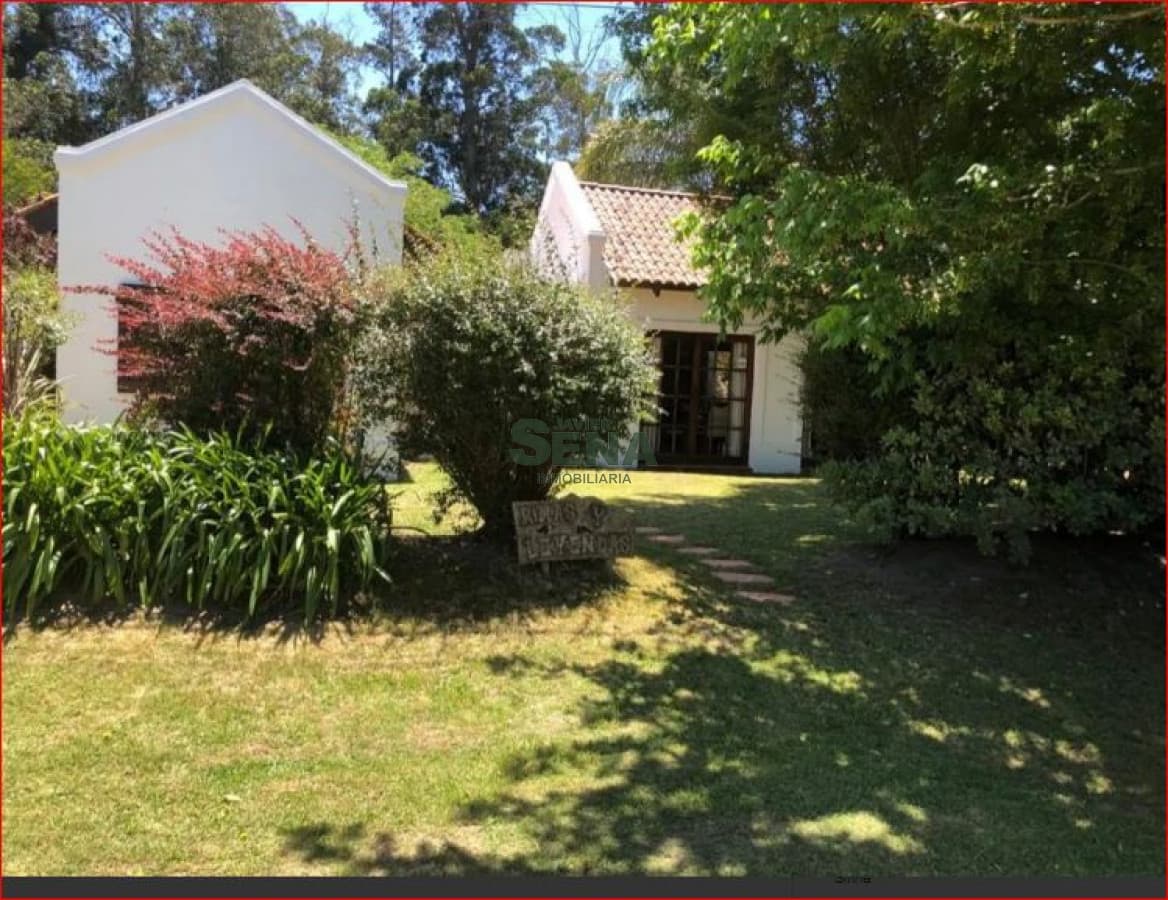 Alquiler y venta de casa en Jardines de Cordoba, 3 dormitoriuos, baño, linda propiedad con buen jardin.