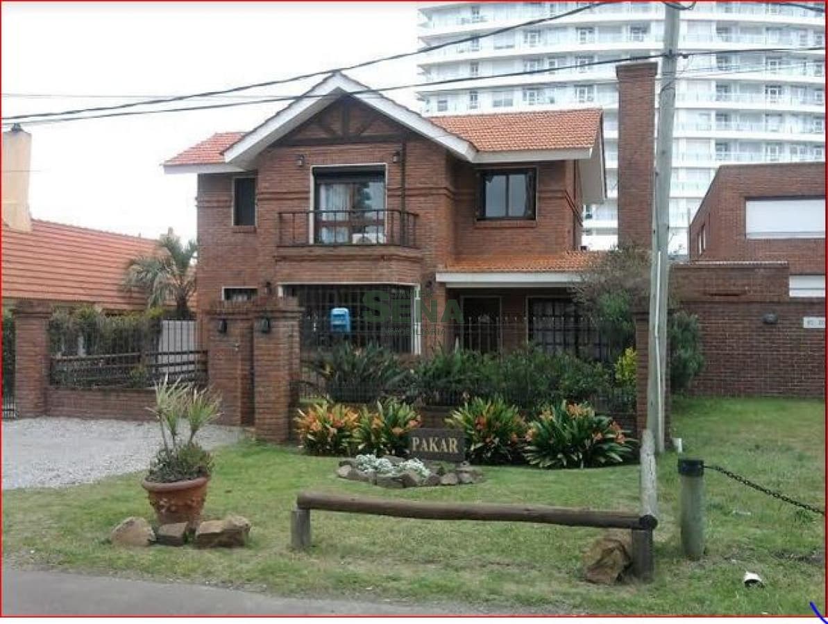 Alquiler de casa en la Mansa, 3 dormitorios, 2 baños, lindo parque, cerca del mar.