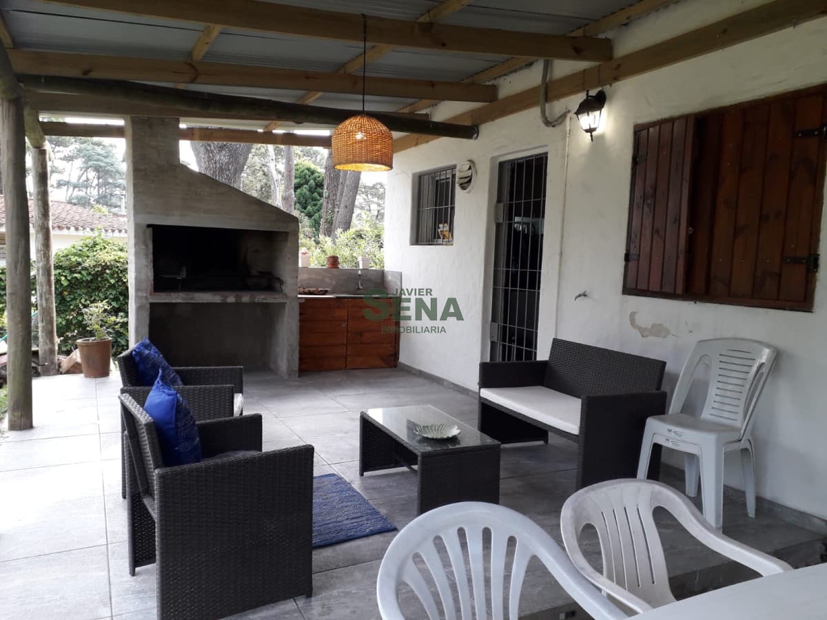 Alquiler de casa en Lugano, 3 dormitorios, 2 baños, parrilla, buen parque.