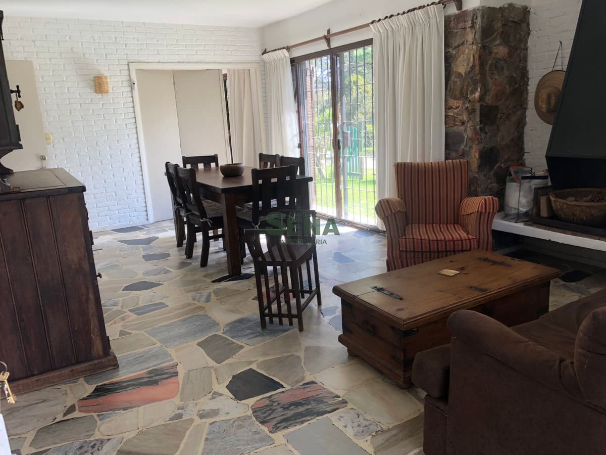 Casa en alquiler temporal 4 dormitorios, 3 baños, ideal para vacacionar.