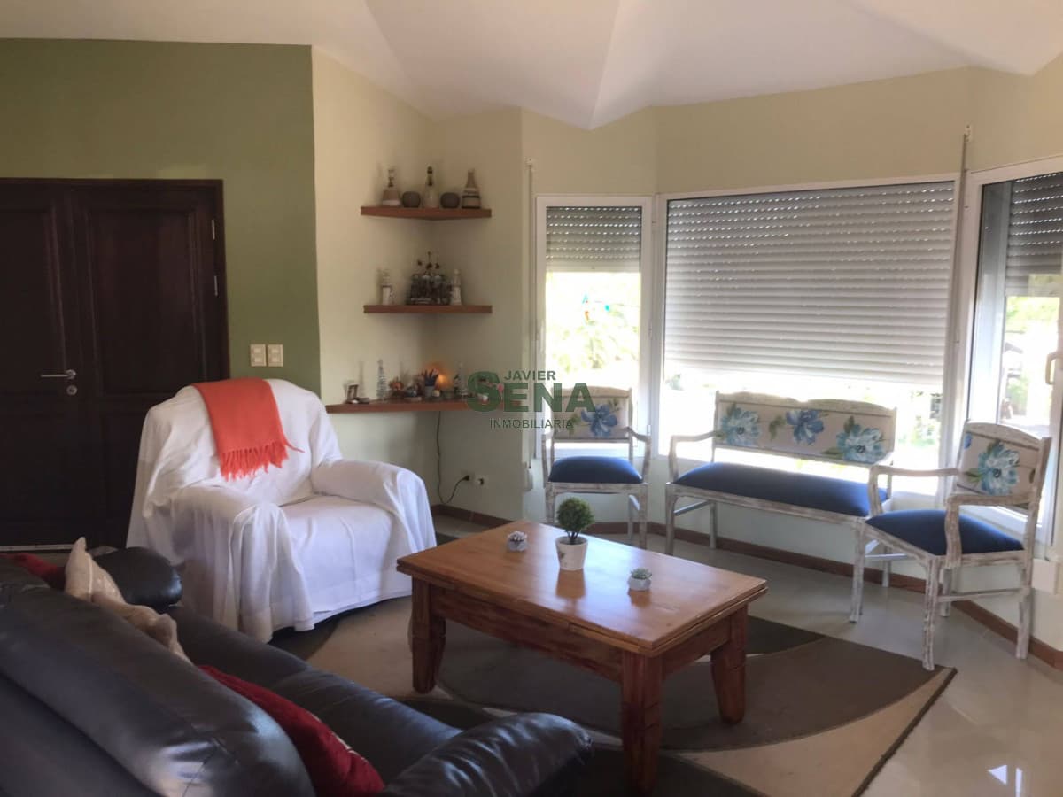 Venta de hermosa casa de 220 m2 en Lausana 3 dorm, 2 baños, buena construccion.