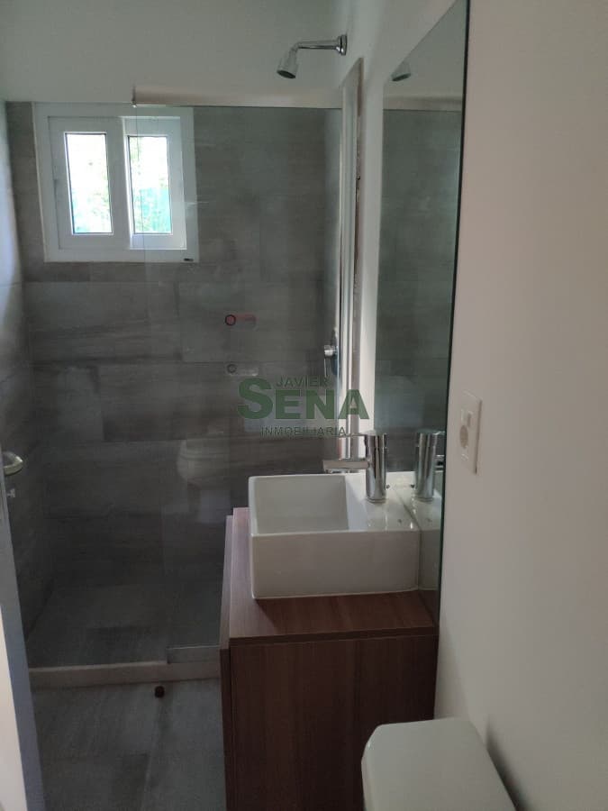 Venta y alquiler de casa en Lugano, barrio privado, 3 dormitorios 2 baños, servicio, pileta.