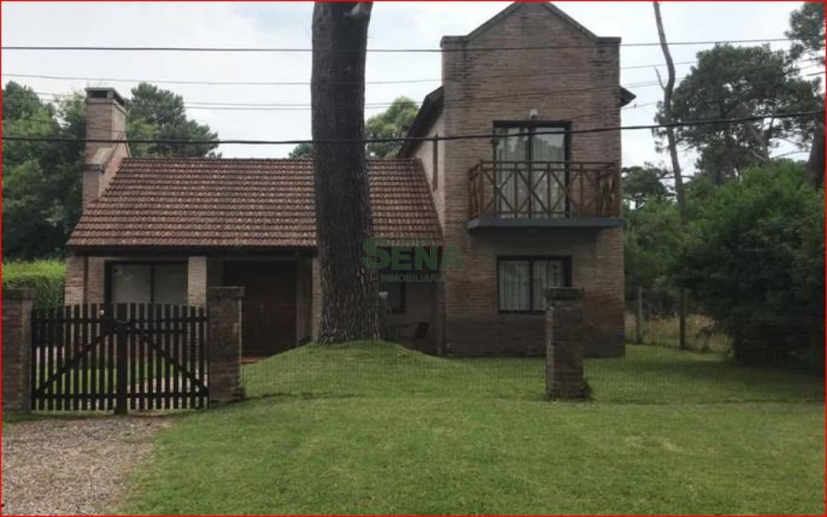 Alquiler de casa en Pinares, 3 dormitorios, 2 baños, piscina, cerca del mar.