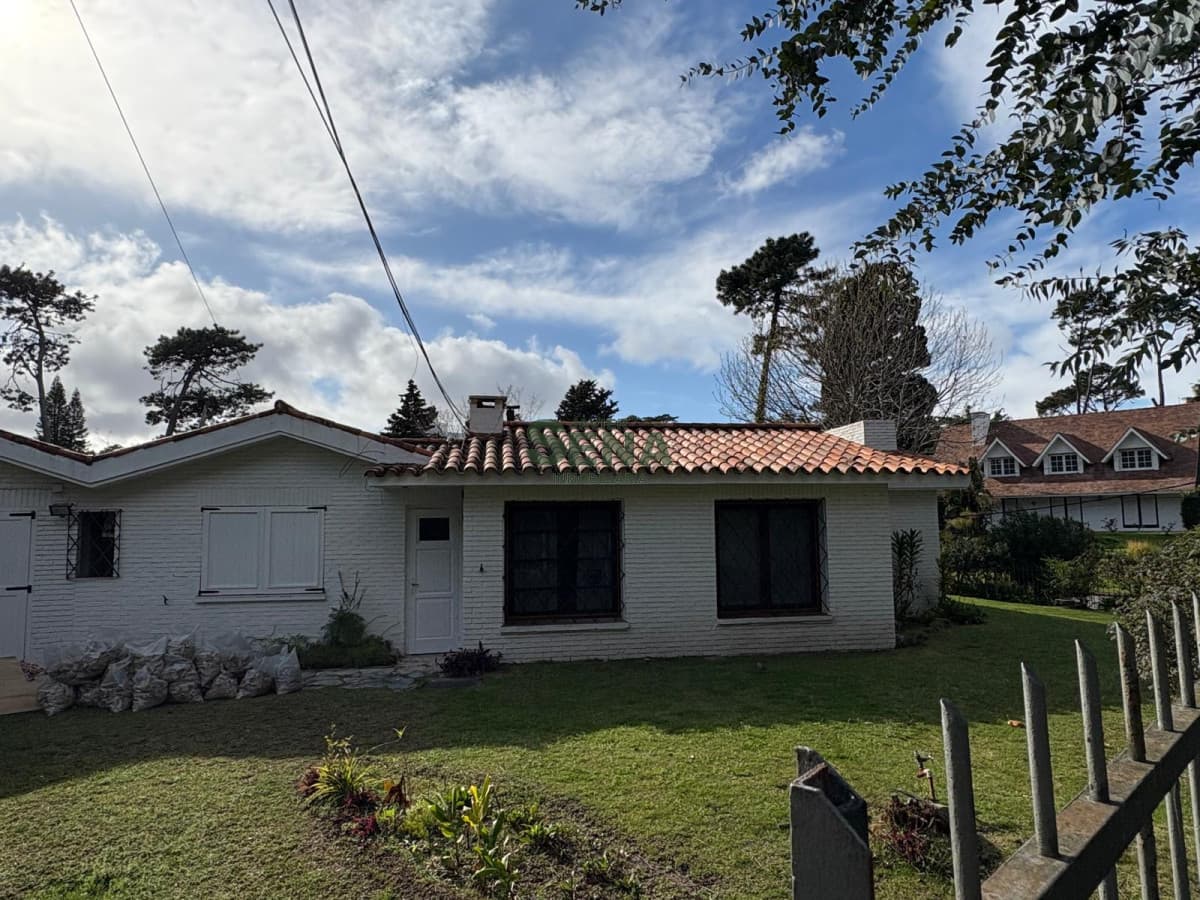 Alquiler anual de hermosa casa en la mansa, 3 dormitorios, 3 baños.