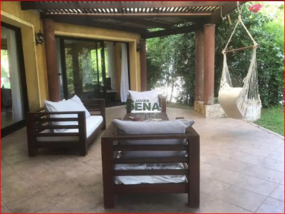 Alquiler de casa en Pinares, 5 dormitorios, 5 baños, buen parque, cerca del mar.