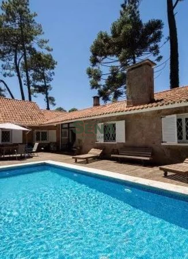 Venta de chalet en Barrio Cordoba, 6 dormitorios, 4 baños, lindo lugar y gran terreno.-