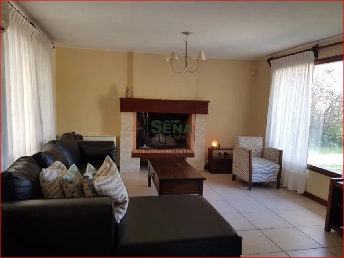 Venta y alquiler de casa en Jardines de Cordoba, 3 dormitorios, 2 baños, piscina, buen parque.