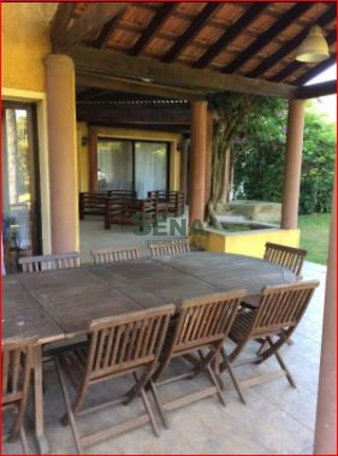 Alquiler de casa en Pinares, 5 dormitorios, 5 baños, buen parque, cerca del mar.