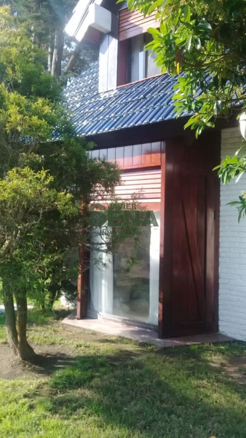 Venta y alquiler de casa en san Rafael, 3 dormitorios, 2 baños, piscina, lindo parque.-