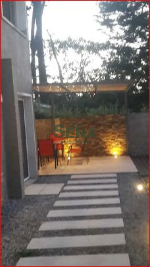 Alquiler de casa en la Mansa, 5 dormitorios, 4 baños, piscina, lindo parque cerca del mar.