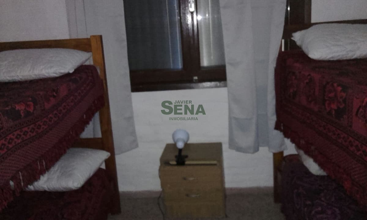 Alquiler de casa en Lugano, 3 dormitorios, 2 baños, lindo lugar con pileta.