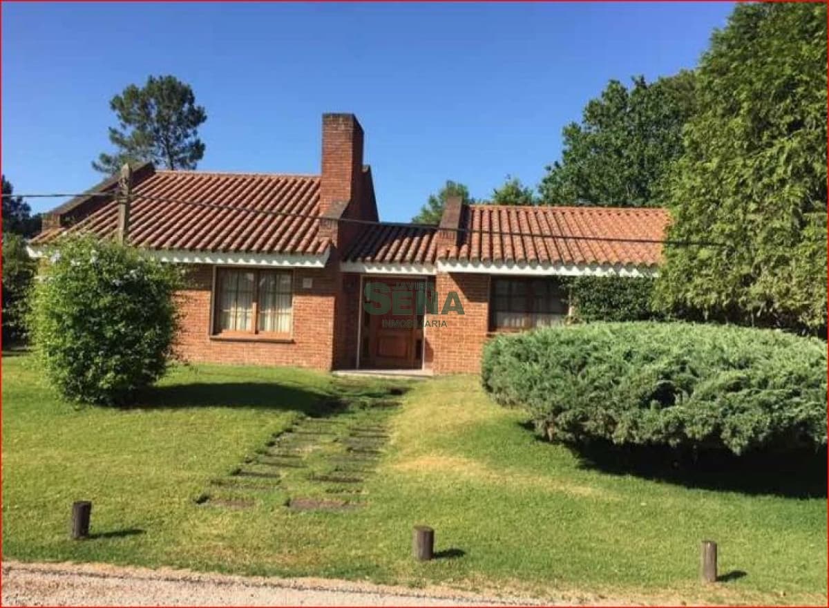 Venta de casa en Jardines de cordoba, 3 dormitorios, 2 baños, buen lugar para vivir todo el año.