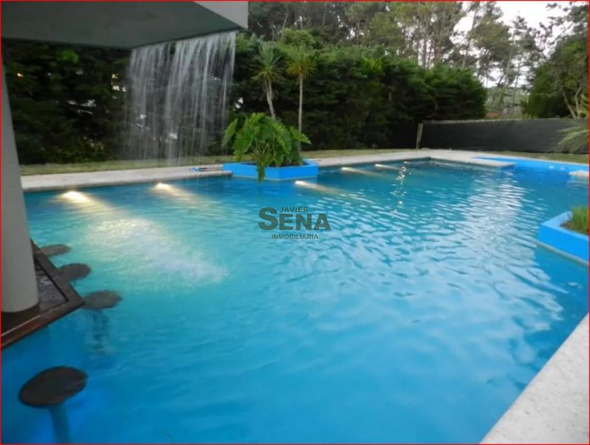 Alquiler de casa en la Mansa, 4 dormitorios, 3 baños, piscina, parque, cerca del mar.