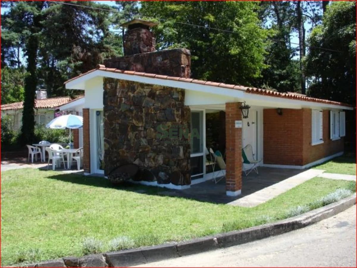 Alquiler de casa en la Mansa, 3 dormitorios, 2 baños, linda casa cerca del mar.