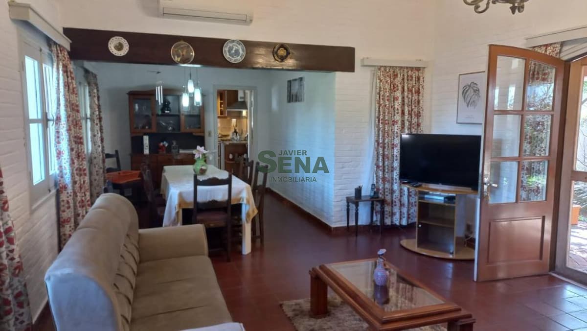 Alquiler de casa en la Brava, 4 dormitorios, 2 baños, lindo entorno.