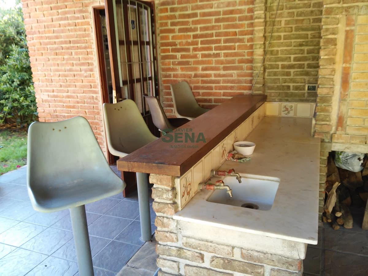 Venta y alquiler de cabaña en Pinares, 3 dormitorios, 2 baños, cerca del mar.