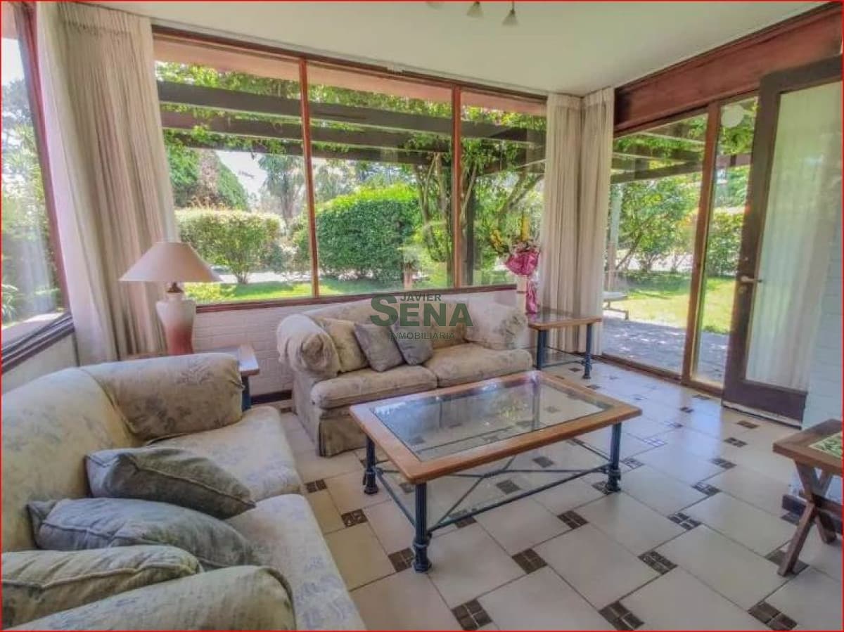 Alquiler de casa en la Mansa, 3 dormitorios, 2 baños, buena construccion.
